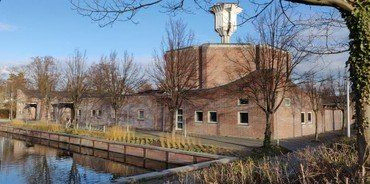 Klokketårnet er en udvendig campanile, ca. 28 meter højt.