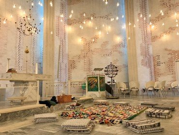 Billede af kirkerummet gjort klar til babysalmesang