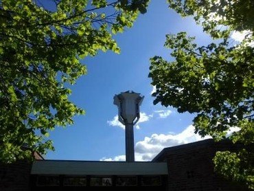 Klokketårnet er en udvendig campanile, ca. 28 meter højt.